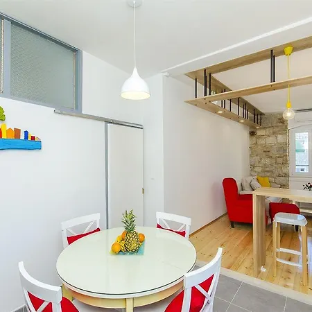 Roberto Apartment Split